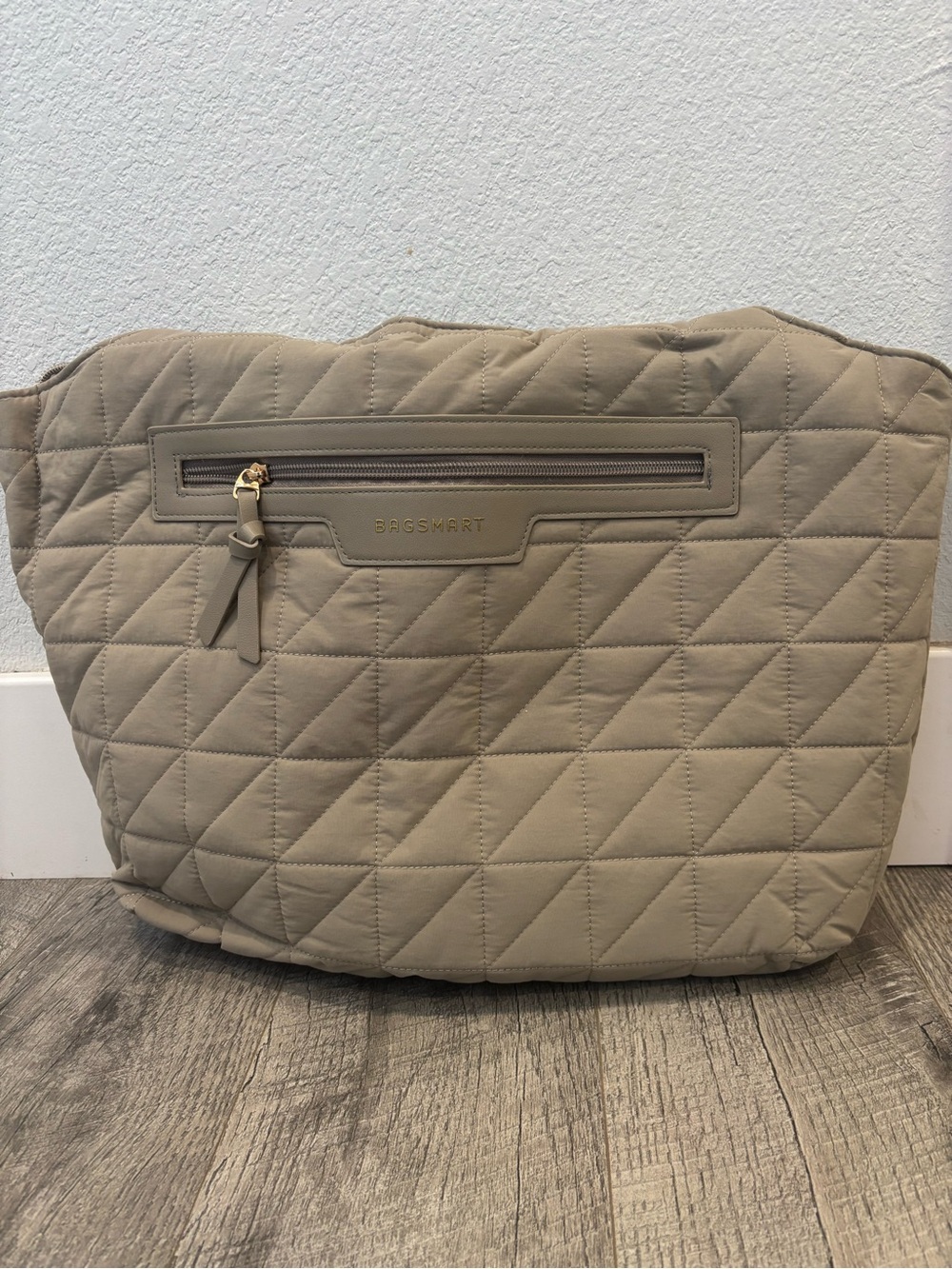 BAGSMART Quilted Tote Bag beige Zip Top Inner/Outer Pockets Gold Hardware Lined